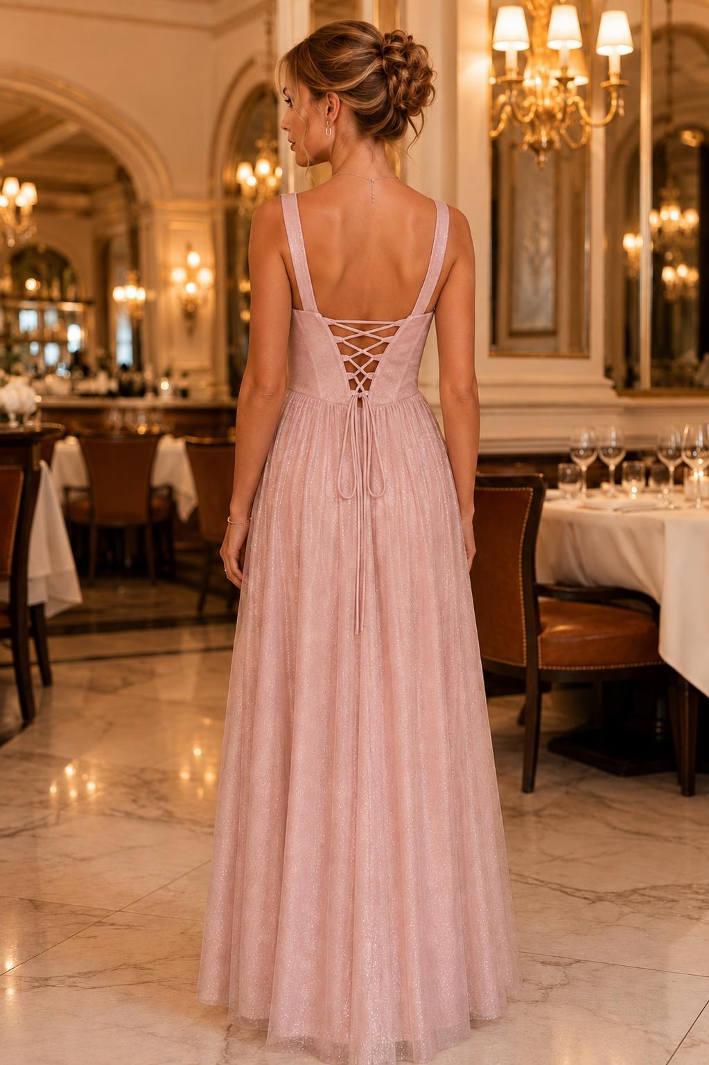 Rochie lungă roz pudrat cu sclipici, corset și despicătură pe picior